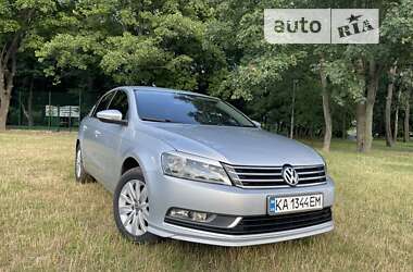 Седан Volkswagen Passat 2012 в Києві