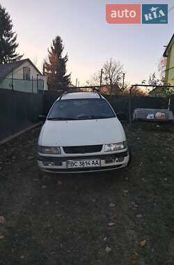 Універсал Volkswagen Passat 1995 в Жовкві