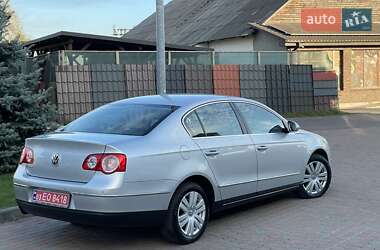 Седан Volkswagen Passat 2006 в Сарнах