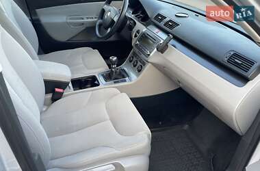 Седан Volkswagen Passat 2006 в Сарнах