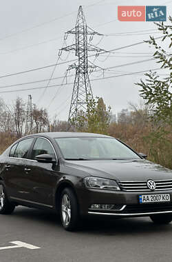 Седан Volkswagen Passat 2013 в Києві