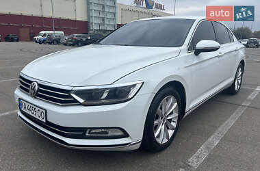 Седан Volkswagen Passat 2015 в Киеве