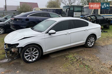 Седан Volkswagen Passat 2015 в Ужгороді