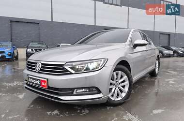 Седан Volkswagen Passat 2015 в Львове