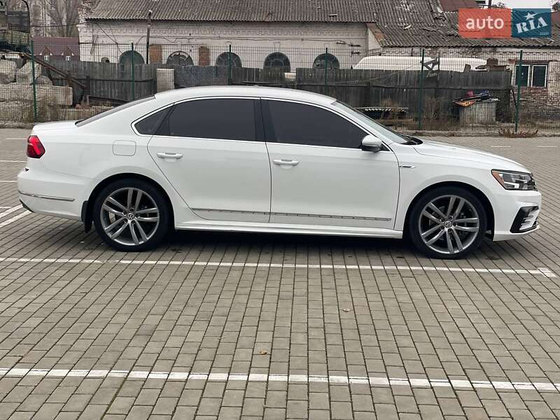Седан Volkswagen Passat 2017 в Ромнах