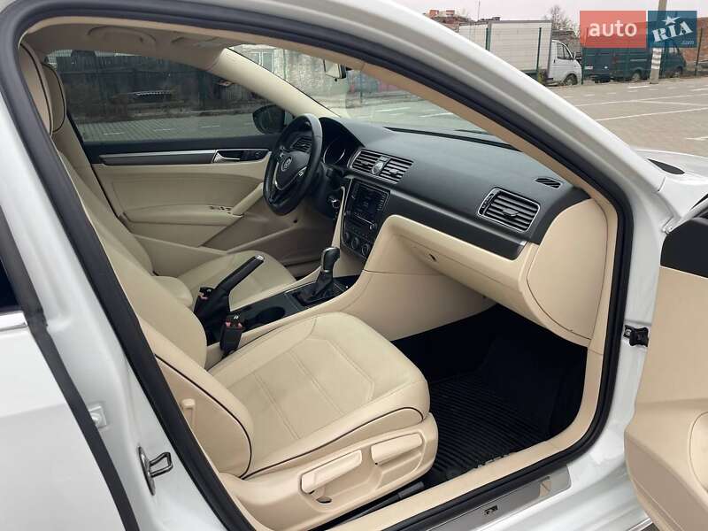 Седан Volkswagen Passat 2017 в Ромнах