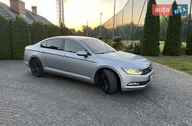 Седан Volkswagen Passat 2015 в Львове