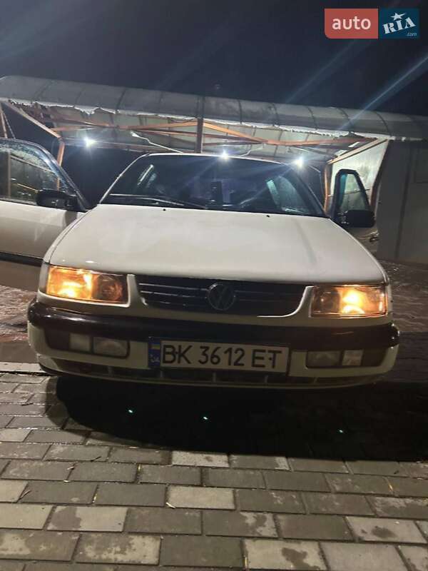 Седан Volkswagen Passat 1995 в Ровно