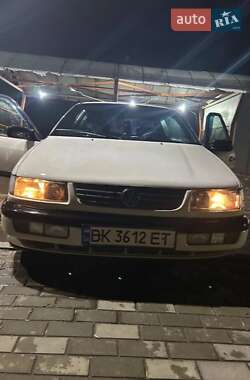 Седан Volkswagen Passat 1995 в Ровно