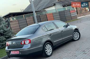 Седан Volkswagen Passat 2006 в Сарнах