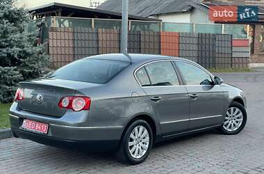 Седан Volkswagen Passat 2006 в Сарнах