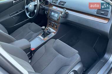 Седан Volkswagen Passat 2006 в Сарнах