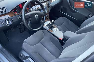 Седан Volkswagen Passat 2006 в Сарнах