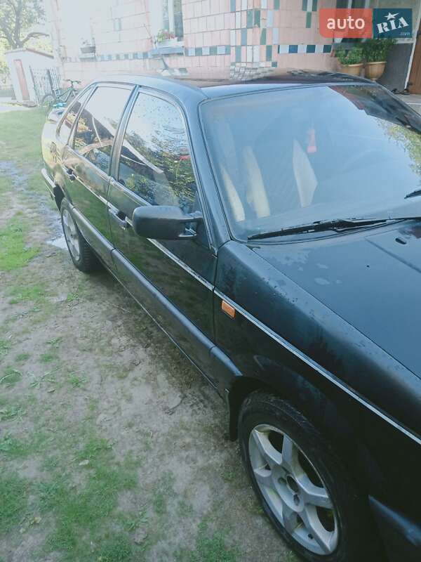 Седан Volkswagen Passat 1992 в Иваничах