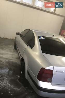 Седан Volkswagen Passat 1998 в Лановцах