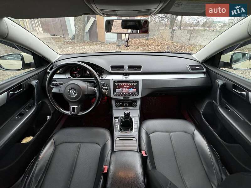 Універсал Volkswagen Passat 2011 в Дніпрі