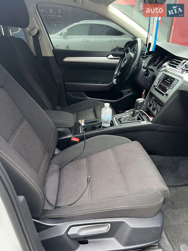 Седан Volkswagen Passat 2015 в Києві