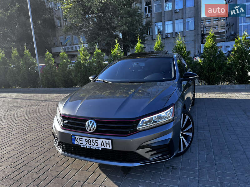 Седан Volkswagen Passat 2018 в Днепре