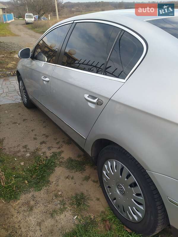 Седан Volkswagen Passat 2005 в Гайвороні