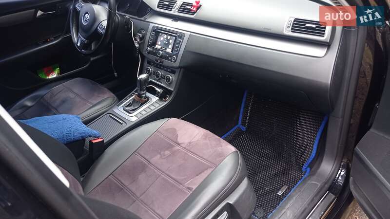 Універсал Volkswagen Passat 2012 в Житомирі