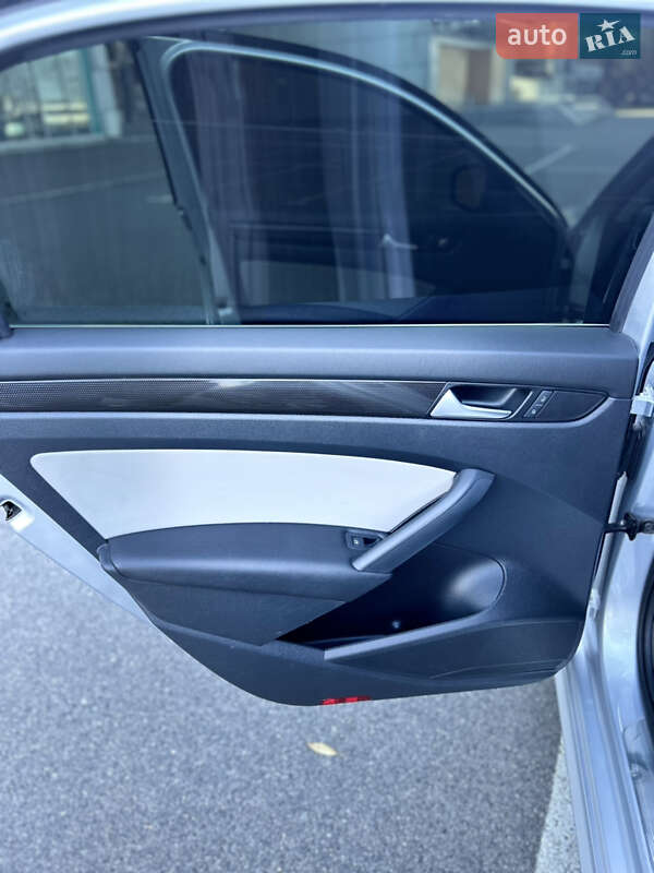 Седан Volkswagen Passat 2015 в Днепре