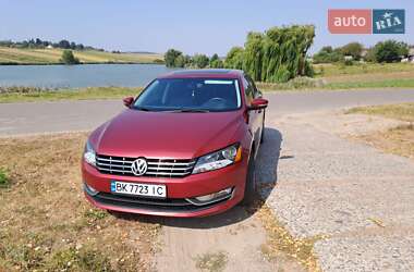 Седан Volkswagen Passat 2014 в Острозі