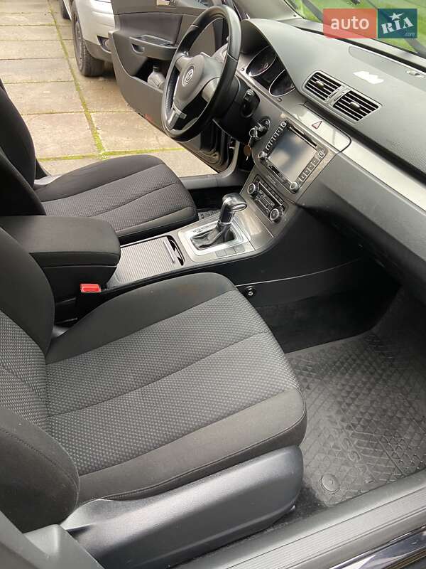 Седан Volkswagen Passat 2010 в Киеве