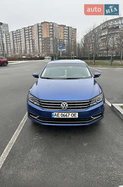 Седан Volkswagen Passat 2016 в Днепре