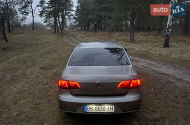 Седан Volkswagen Passat 2012 в Сарнах