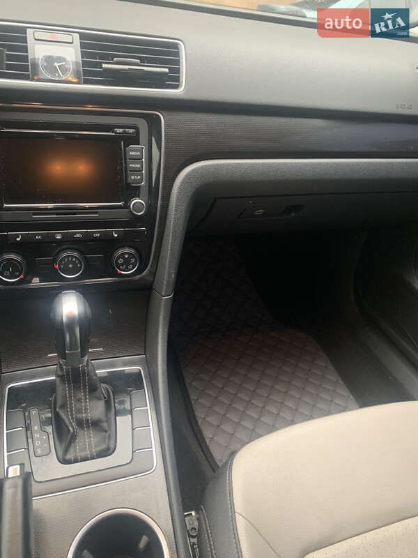 Седан Volkswagen Passat 2014 в Ивано-Франковске