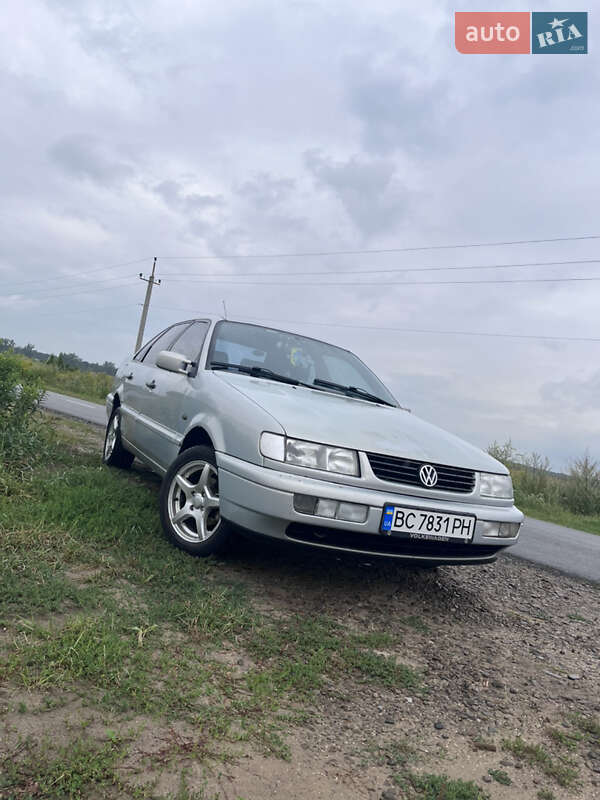 Седан Volkswagen Passat 1994 в Львове