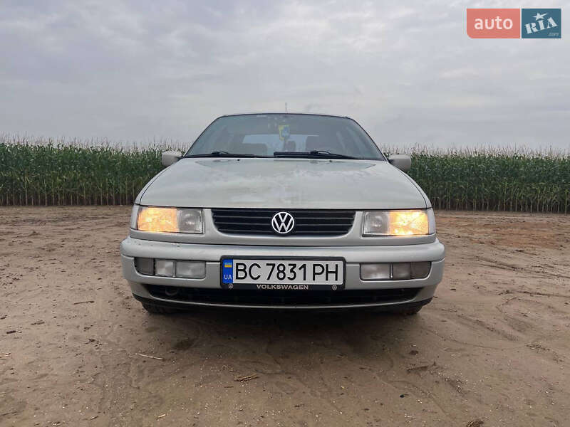 Седан Volkswagen Passat 1994 в Львове