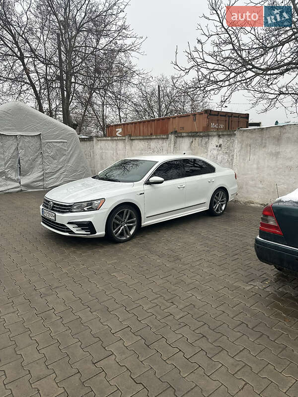 Седан Volkswagen Passat 2016 в Одессе