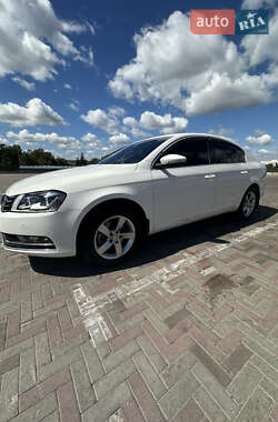 Седан Volkswagen Passat 2011 в Харкові