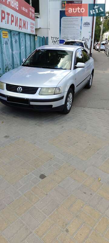 Седан Volkswagen Passat 1998 в Ровно