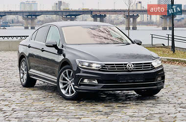 Седан Volkswagen Passat 2018 в Киеве