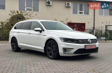 Універсал Volkswagen Passat 2016 в Житомирі