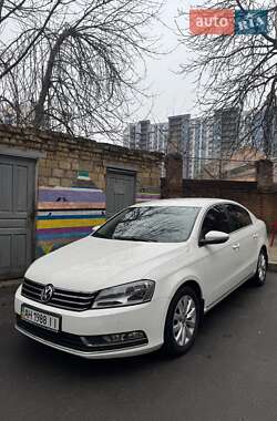 Седан Volkswagen Passat 2013 в Києві