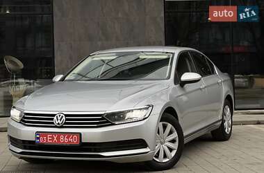 Седан Volkswagen Passat 2019 в Ужгороді