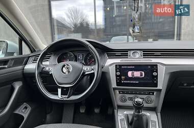 Седан Volkswagen Passat 2019 в Ужгороді