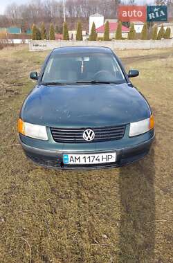 Седан Volkswagen Passat 1997 в Остроге