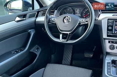 Седан Volkswagen Passat 2018 в Киеве