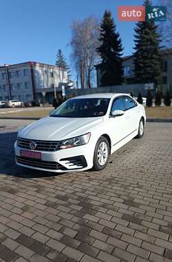 Седан Volkswagen Passat 2016 в Ровно