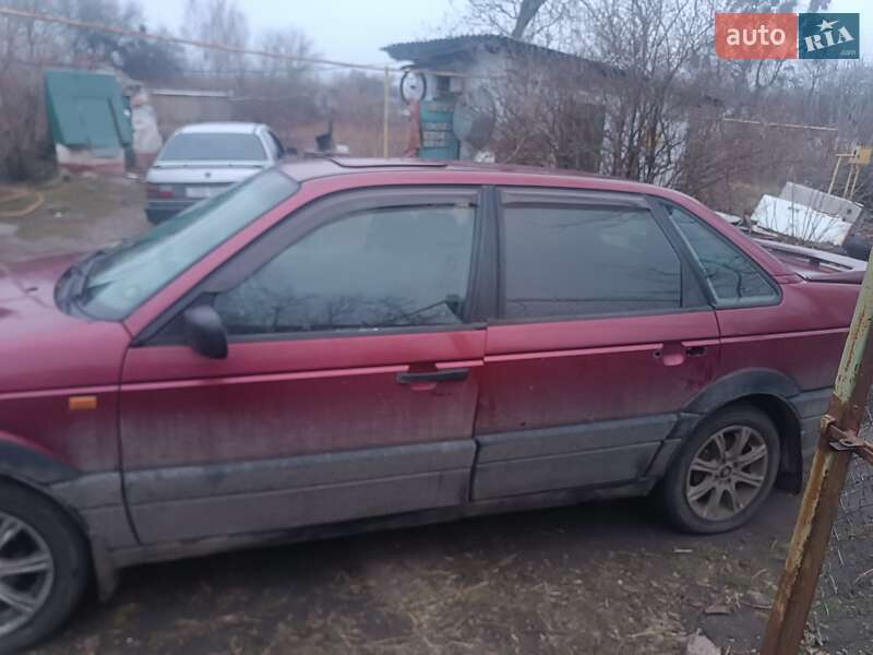 Седан Volkswagen Passat 1993 в Ржищеві