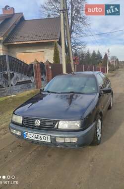 Седан Volkswagen Passat 1995 в Новояворовске