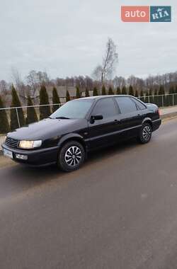 Седан Volkswagen Passat 1995 в Ратному