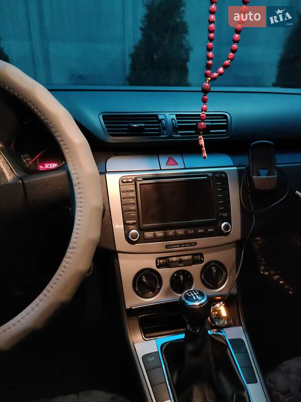 Седан Volkswagen Passat 2005 в Сарнах