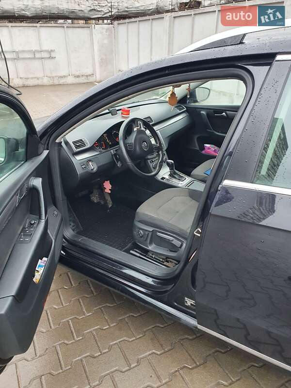 Універсал Volkswagen Passat 2012 в Житомирі