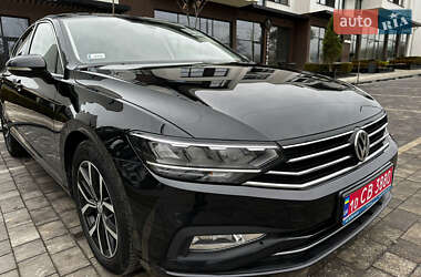 Седан Volkswagen Passat 2020 в Ужгороді