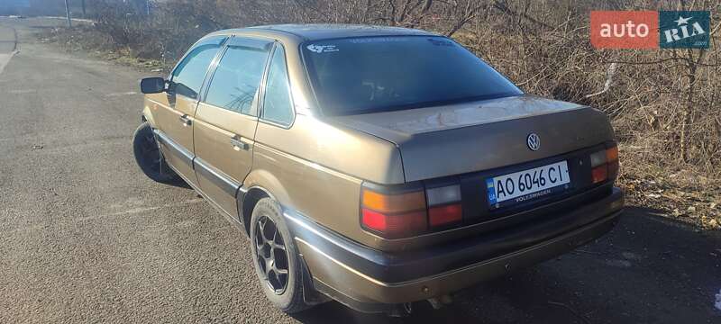 Седан Volkswagen Passat 1989 в Хусте